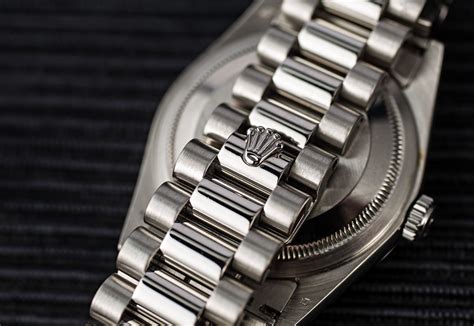 Rolex watch clasp opening